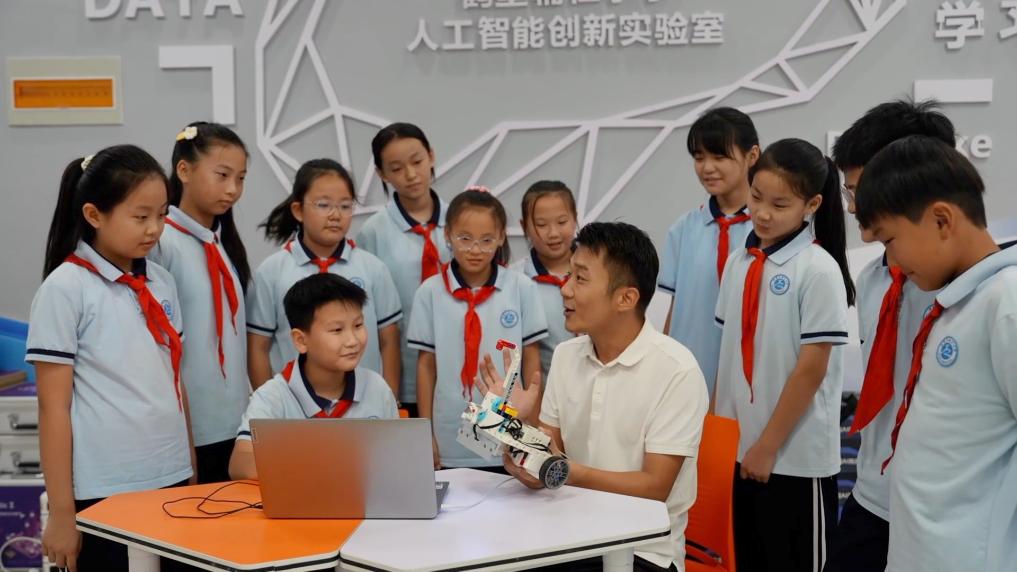 新华视点丨金秋焕新彩 多元校园活动书写成长新篇章